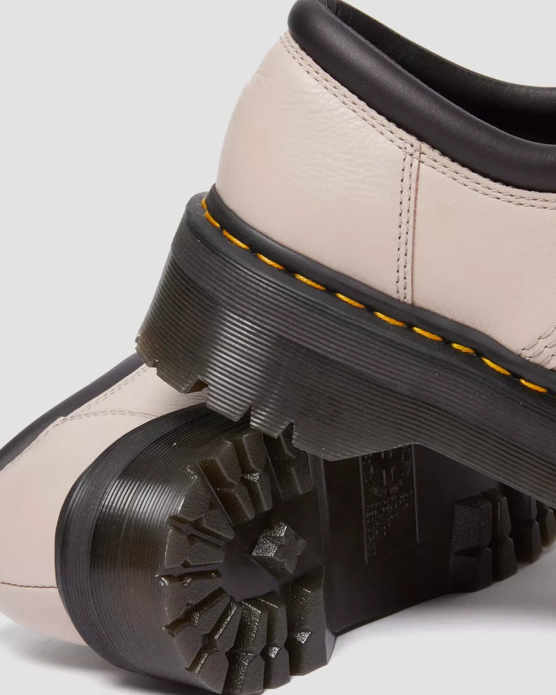 Platform Shoes|Platforms>Dr. Martens 8053 Pisa Leather Platform Casual Shoes VINTAGE TAUPE — Pisa