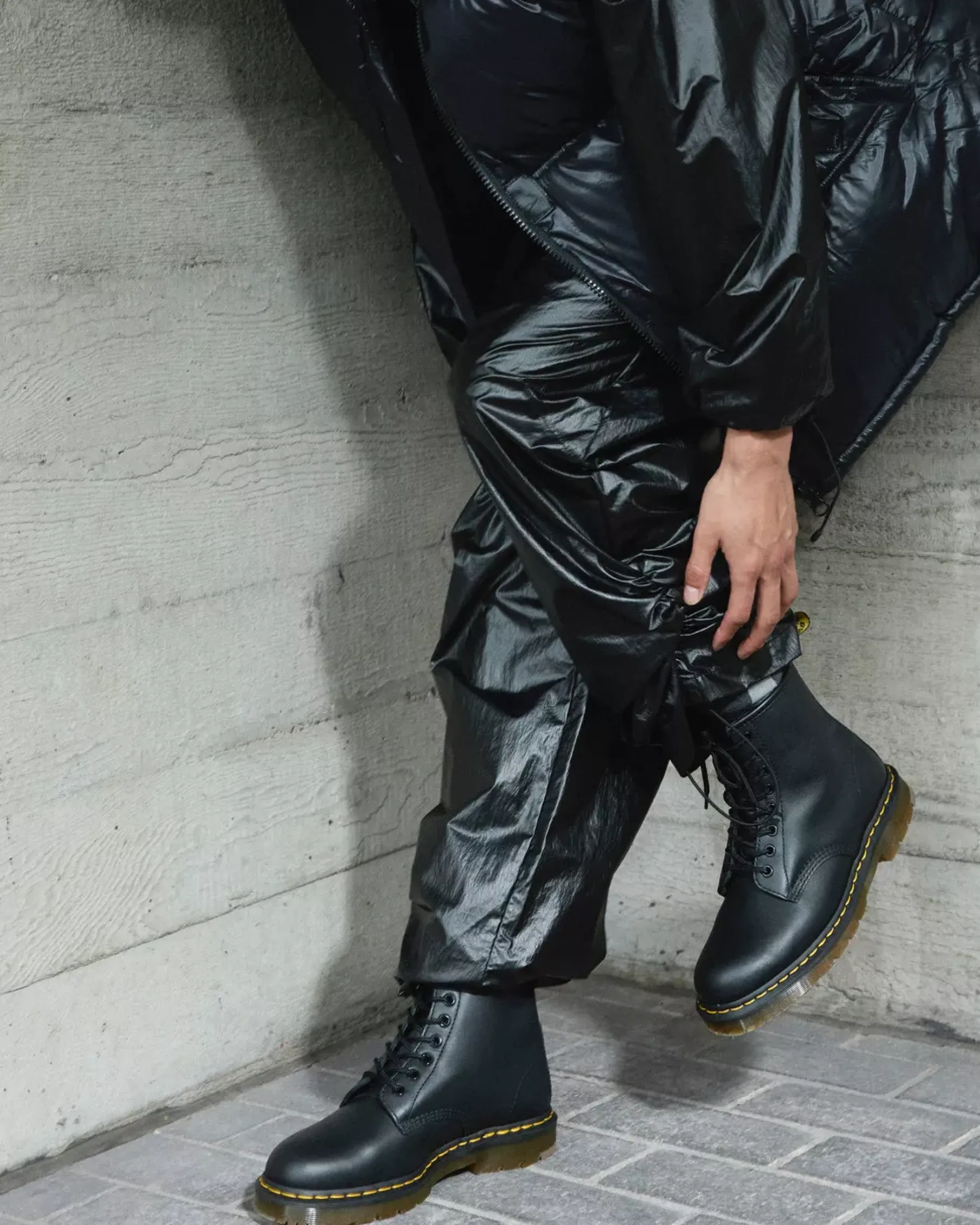 Bestsellers|Ankle Boots>Dr. Martens 1460 Slip Resistant Leather Lace Up Boots Black — Industrial Full Grain