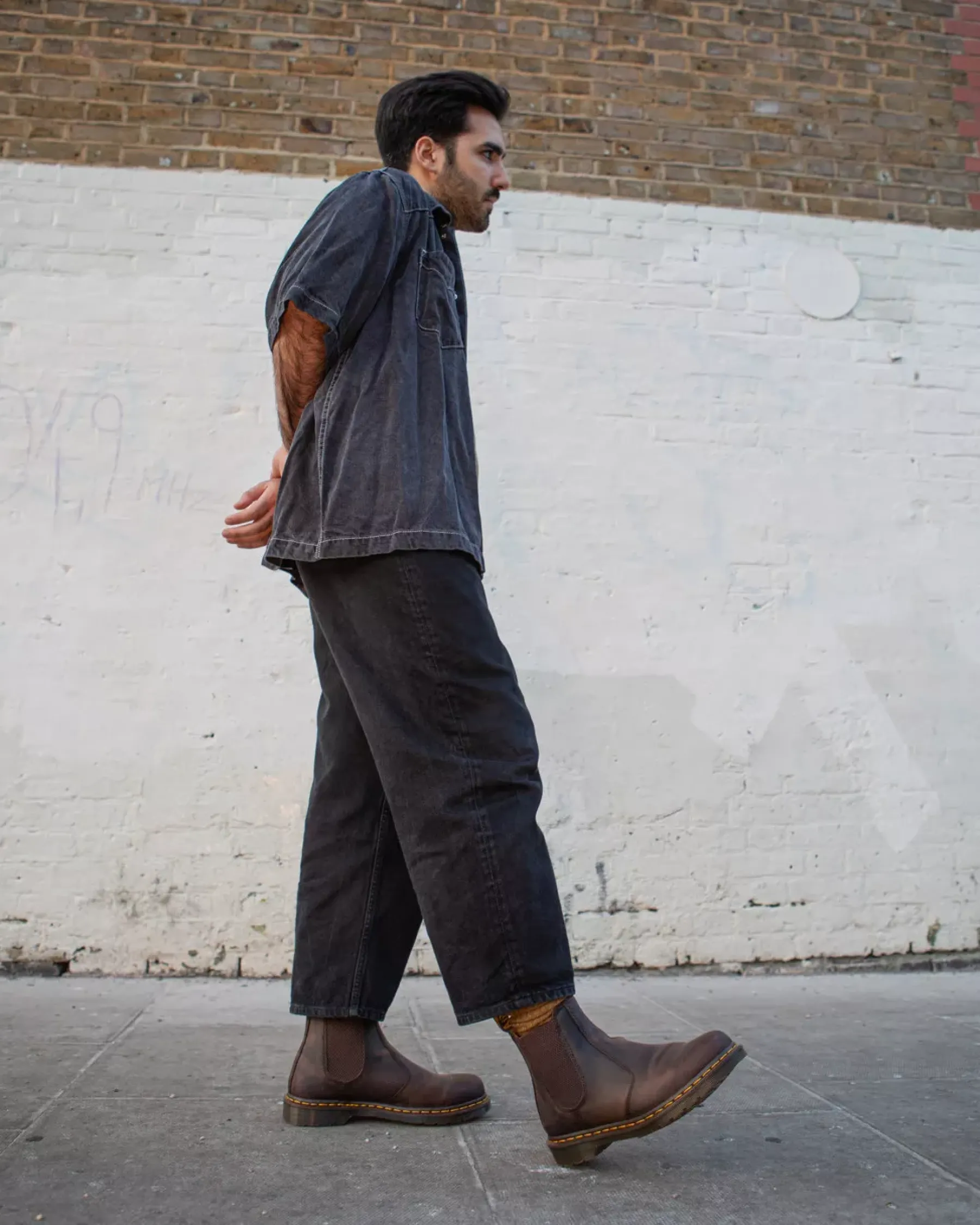 Originals|Chelsea Boots>Dr. Martens 2976 Yellow Stitch Crazy Horse Leather Chelsea Boots Dark Brown — Crazy Horse