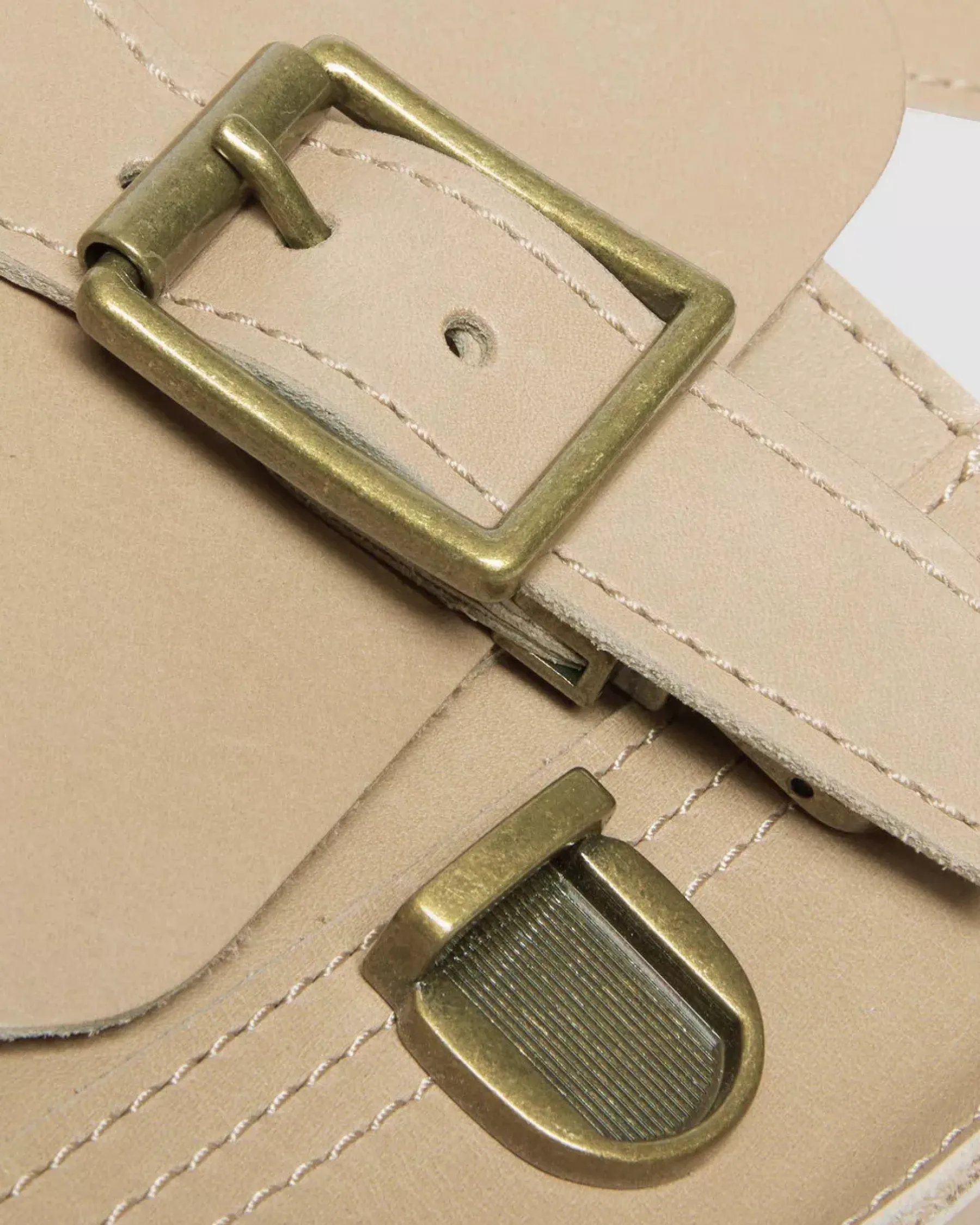 Accessories|Bags>Dr. Martens Carrara Leather Vertical Crossbody Bag Beige — Carrara