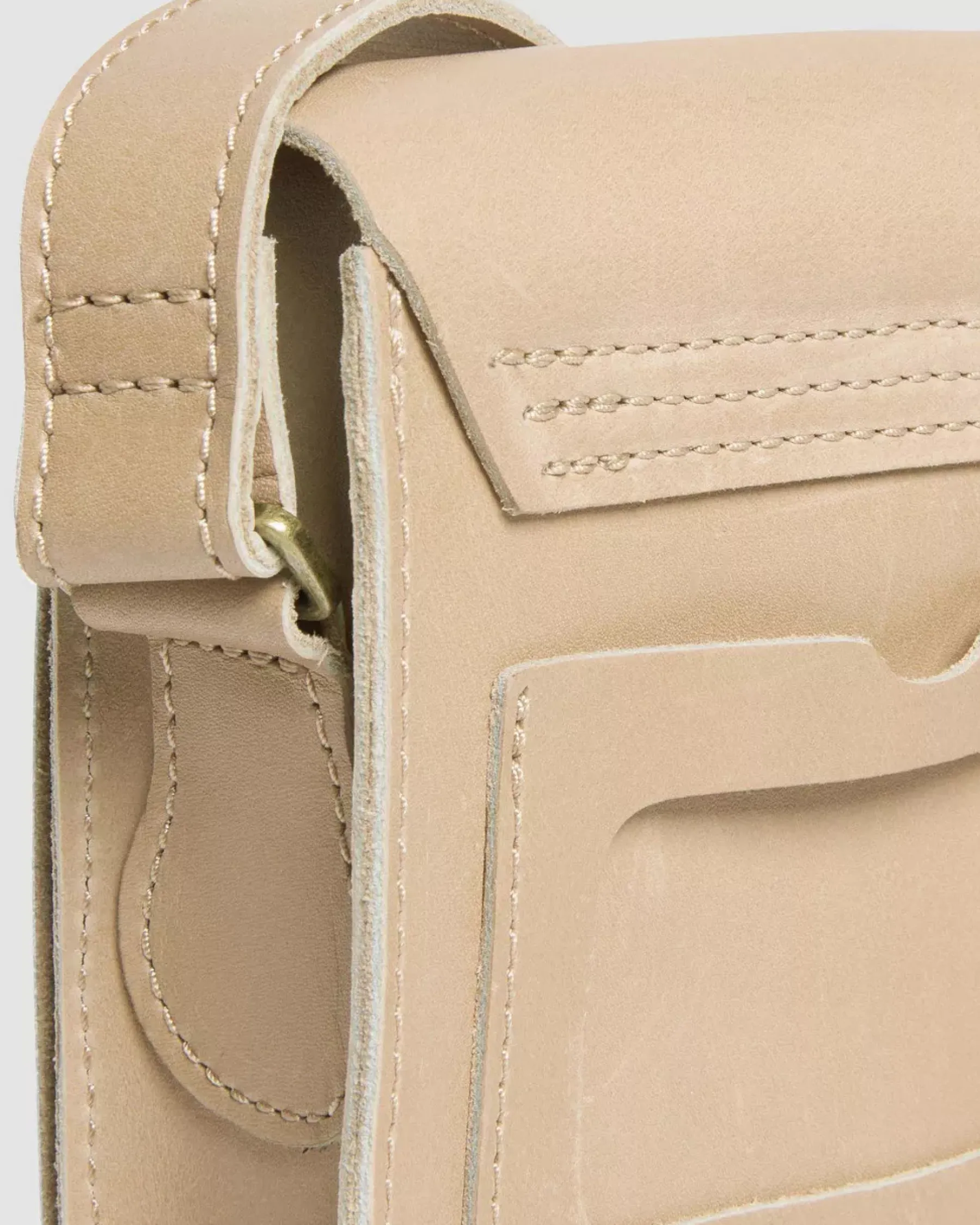 Accessories|Bags>Dr. Martens Carrara Leather Vertical Crossbody Bag Beige — Carrara
