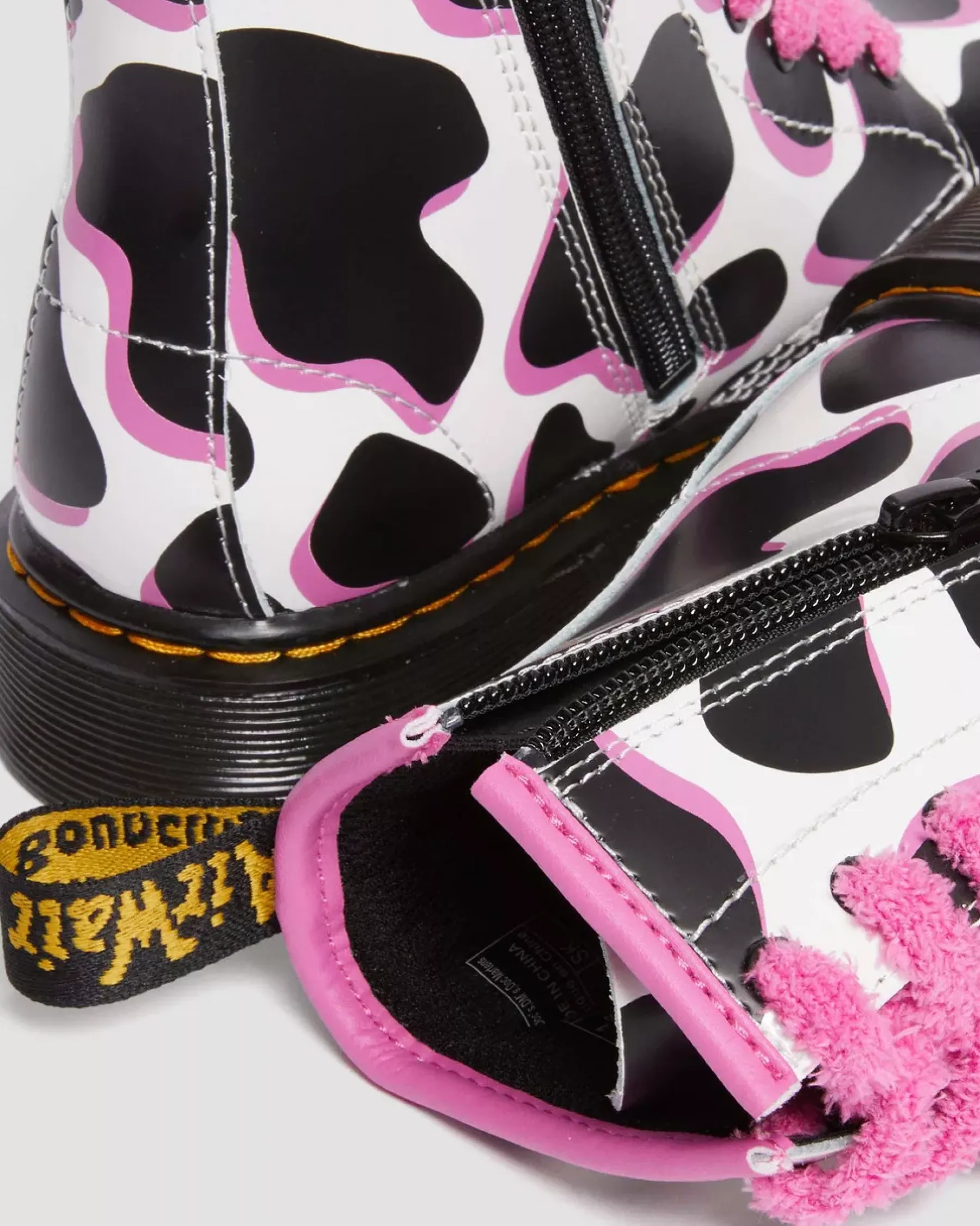 Sale|Glitter & Patent Boots>Dr. Martens Junior 1460 Cow Print Patent Leather Lace Up Boots WHITE — Cow Print Patent Lamper