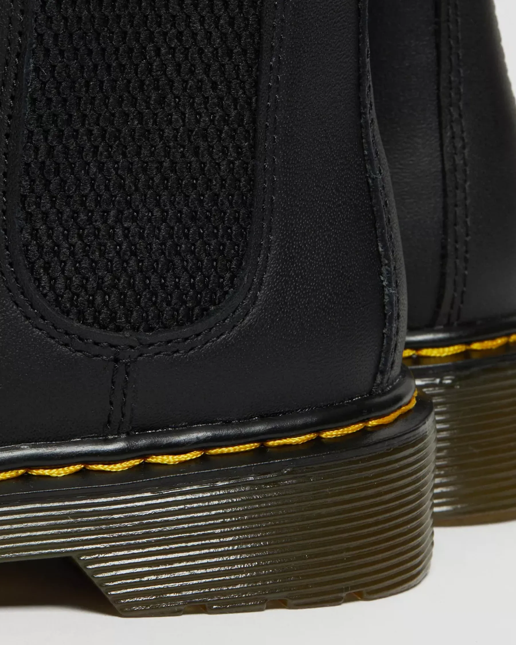 School Styles|Junior / 5-7 Years>Dr. Martens Junior 2976 Softy T Leather Chelsea Boots Black — Softy T