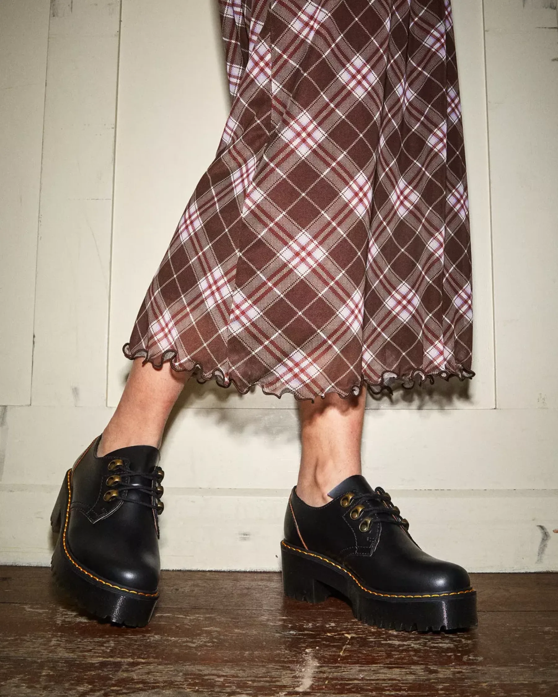 Platform Shoes|Heeled Boots>Dr. Martens Leona Lo Vintage Smooth Leather Heeled Shoes Black — Vintage Smooth