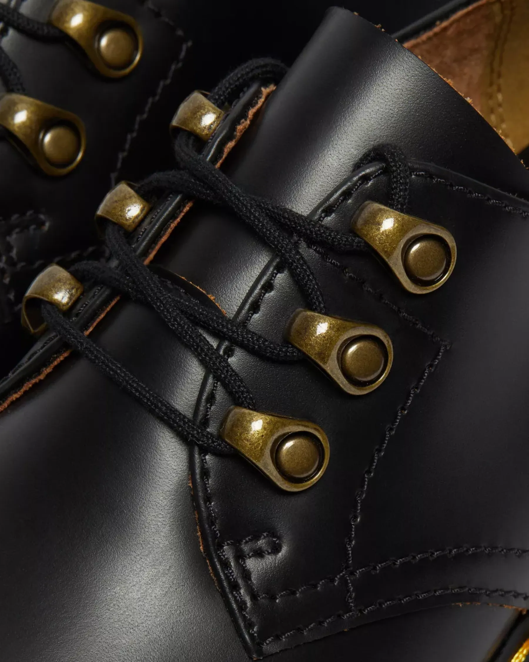 Platform Shoes|Heeled Boots>Dr. Martens Leona Lo Vintage Smooth Leather Heeled Shoes Black — Vintage Smooth