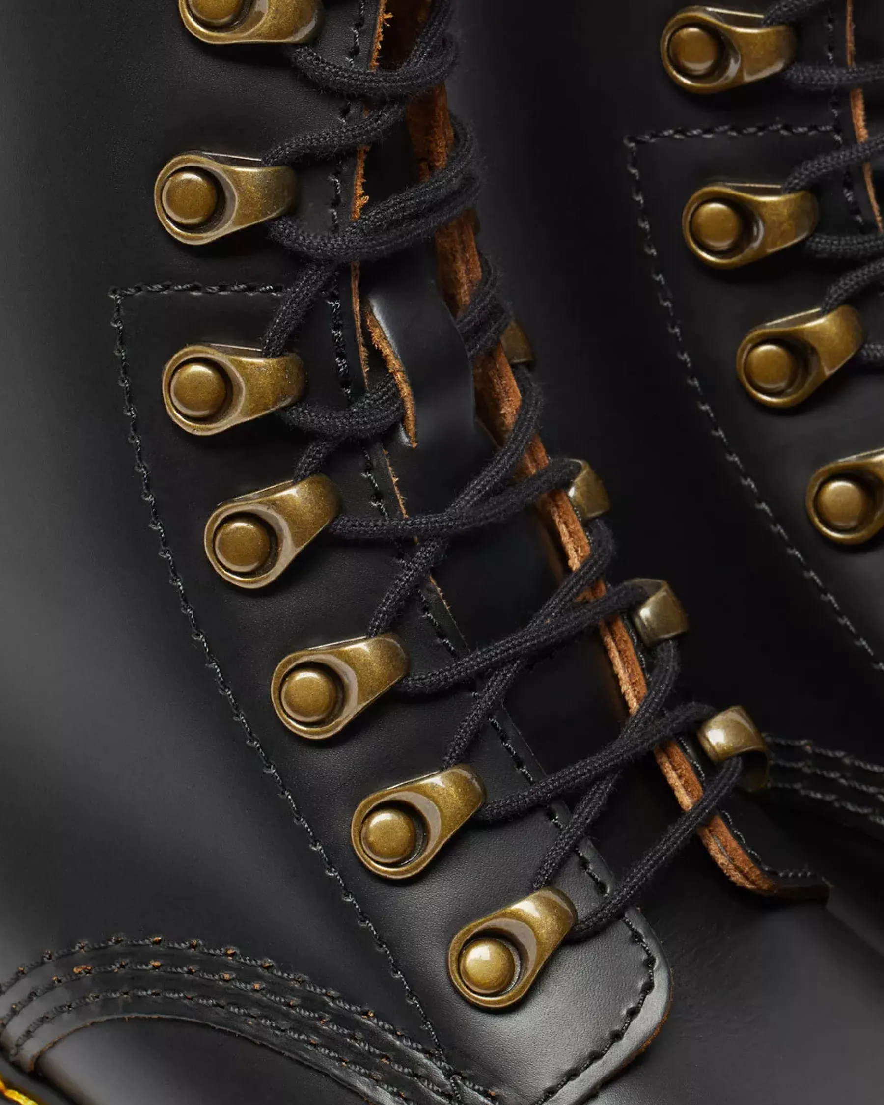 Bestsellers|Heeled Boots>Dr. Martens Leona Women's Vintage Smooth Leather Heeled Boots Black — Vintage Smooth